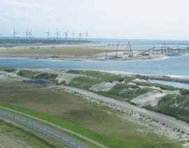 Met Maasvlakte 2 is de Rotterdamse haven nog aanzienlijk groter geworden. Aan deze uitbreiding van de haven is ruim vijf jaar gewerkt. Het resultaat? De zeewering rondom Maasvlakte 2 is gereed.