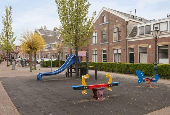 Gelegen midden in het gezellige centrum van Leiden In een rustige straat achter de Haven van Leiden ligt dit monumentale en goed onderhouden wevershuisje met een diepe achtertuin en ligplaats voor