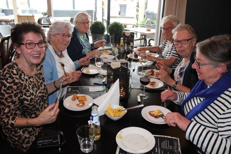 Onder het genot van glaasjes wijn en bij vrolijk geroezemoes werden een paar gangetjes weggewerkt. Het geslaagde etentje werd afgesloten met een klein maar fijn ijsje.