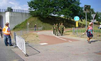 Om de wandelaars op het fietspad te houden worden hekken geplaatst over de gehele Weurtseweg tot aan de kruising met verkeerslichten.