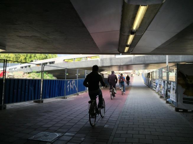 afgesloten met een eenvoudig hek en afgewerkt