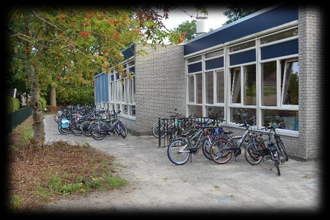Nieuw lokaal en fietsenstalling Op de plaats van de fietsenstalling is tijdens de zomervakantie een extra leslokaal geplaatst.