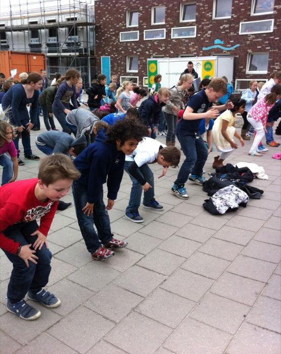 30 buiten op het middenplein verzamelen, alwaar ze aansluiten met de