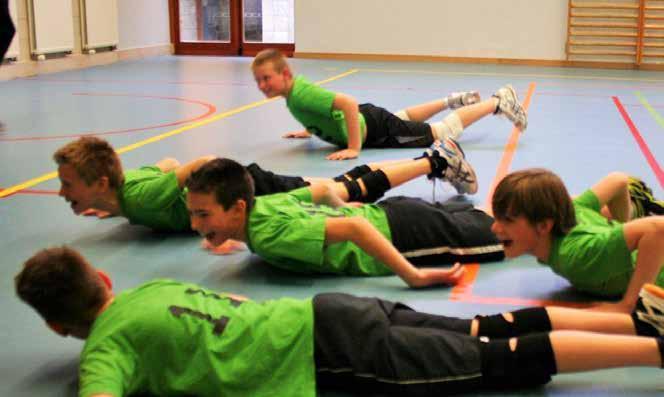 JU13 SPEELT KAMPIOEN! WEDSTRIJDEN GESPEELD 20 18 WAARVAN GEWONNEN met 3-0 of 3-1, één wedstrijd met 3-2 en één verloren wedstrijd. Die beker is direct binnen, denk je dan?