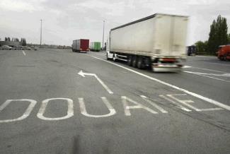 Open grenzen Foto 3: Wat: Een vrachtwagen rijdt voorbij een rijstrook voor de douane (aan de grens).