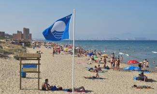 Waarom houdt de EU zich hiermee bezig: Afvalbeleid. Foto 6: Wat: Blauwe vlag op het strand voor kwaliteitsvol zwemwater.