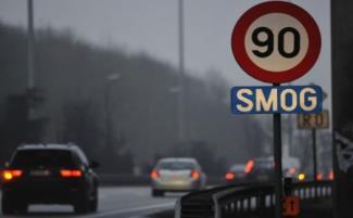 Waarom houdt de EU zich hiermee bezig: Klimaatverandering tegengaan. Foto 13: Wat: Bord op snelweg max. 90km/u rijden wegens smog (fijn stof).