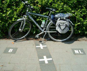 Oplossingen Regionaal beleid Opdracht 1: Het Europees regionaal beleid in het dagelijks leven Foto 1: Wat: Een fiets staat aan een fietsroute op de grens tussen België en Nederland.