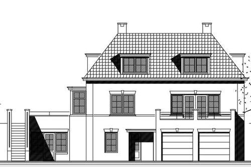 Begane grond: ruime hal met toilet en trappenhuis. Woonkeuken aan de voorzijde met eetkamer. Een hobbykamer/slaapkamer.