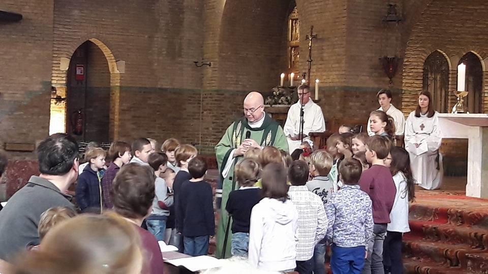 Communicantjes voorgesteld Wat is het altijd toch heerlijk om veel kinderen in de kerk te hebben! 5 februari stelden 21 communicantjes zich voor tijdens de mis in onze St. Paschalis Baylon.