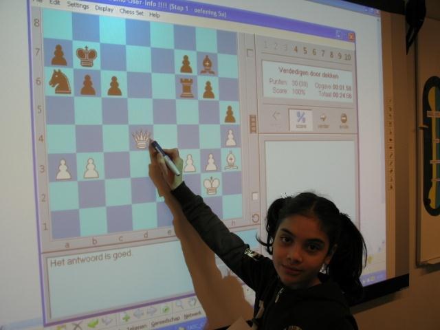 Schaken en leren schaken met het digitale schoolbord Schaaklessen op het digitale schoolbord Schaken tegen elkaar op het digitale schoolbord Schaakfilms vertonen zoals Lang leve de