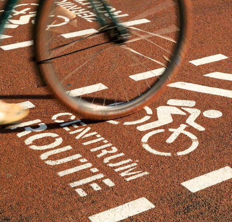 Onze fietsstrategie STRATEGIE 3 RUIMTE VOOR DE FIETS In Groningen zien we de voordelen van de fiets. Ook weten we dat verdere groei belangrijk is voor onze stad.