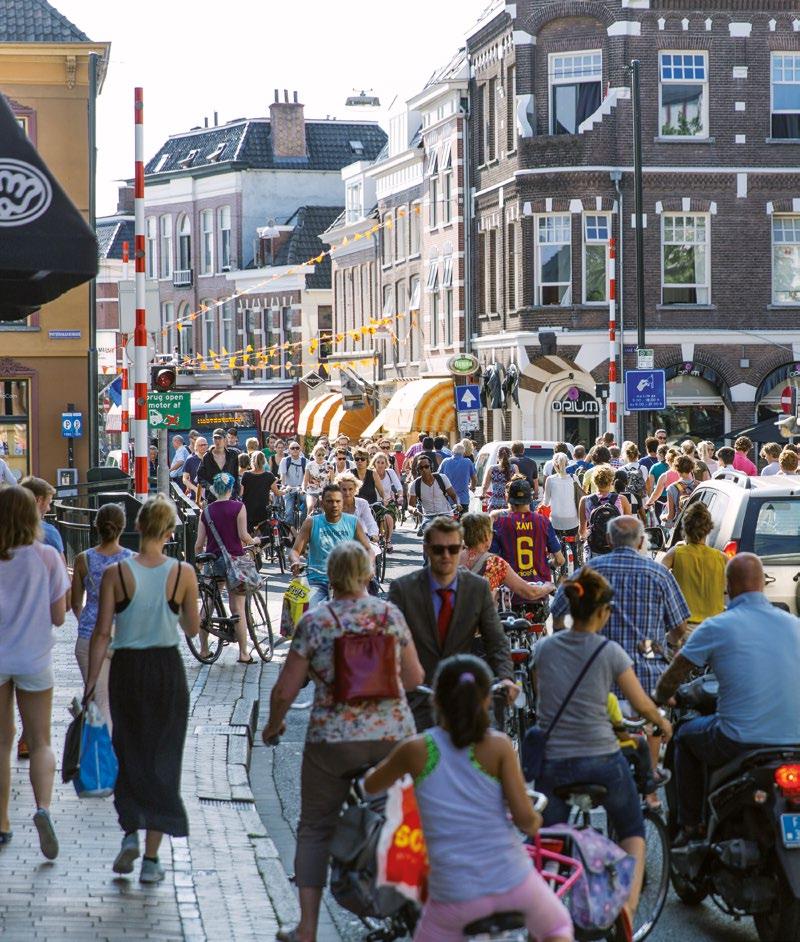 UITDAGINGEN VOOR DE STAD GRONINGEN GROEIT We hebben het goed voor elkaar met de fiets. Maar tegelijkertijd komt er een aantal grote stedelijke uitdagingen op ons af.