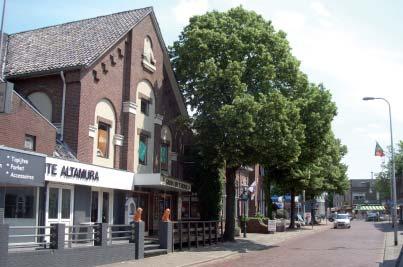 De Dorpsstraat heeft een smal profiel waarbij de bebouwing rechtstreeks aan de weg staat.