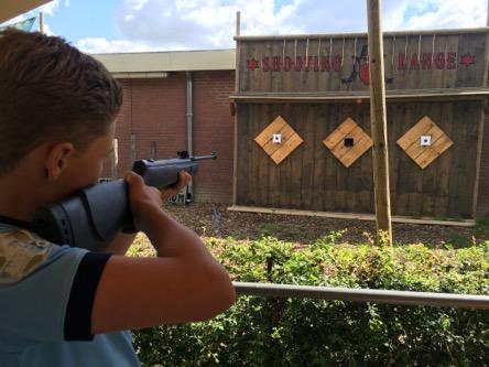 Ze mogen kiezen tussen Waterskiën, Shooting Range & vrij kajakken, al deze activiteiten duren