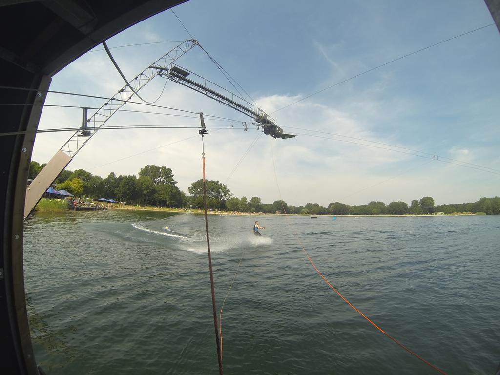 ACTIVITEITEN OP HET WATER WATERSKIËN Inbegrepen: Spectaculair waterskiën aan een 834