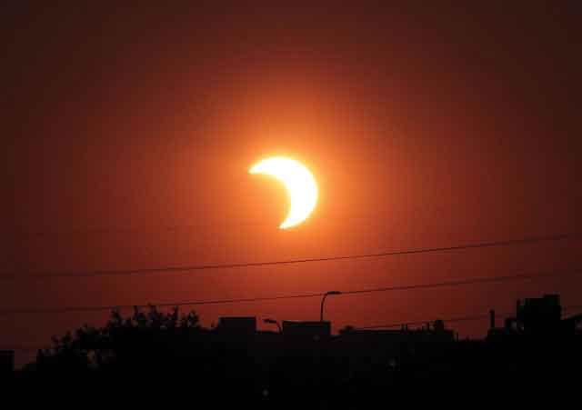 Een hele ring van de zon is dus ook echt iets om met een eclipsbril te bekijken! De foto is van een ringvormige verduistering op 20 mei 2012.