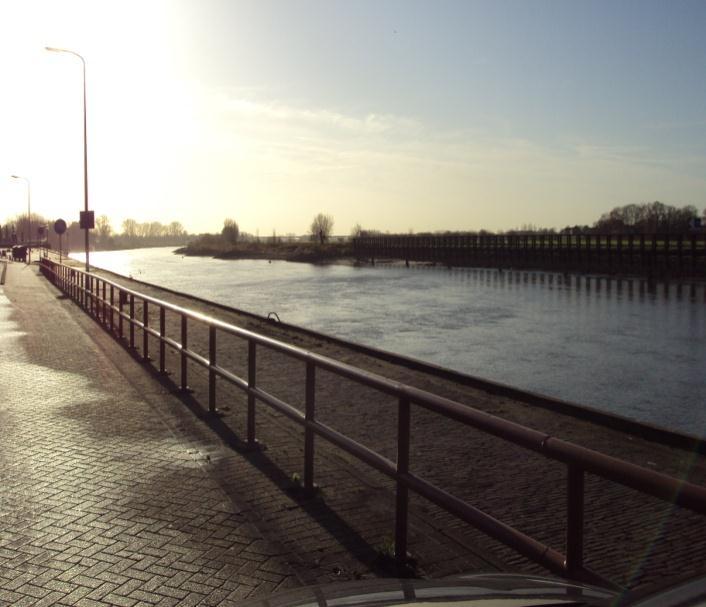 De afstand vanaf de parkeerplaats tot aan de oever is over de gehele lengte van de IJsselkade enkele tientallen meters.