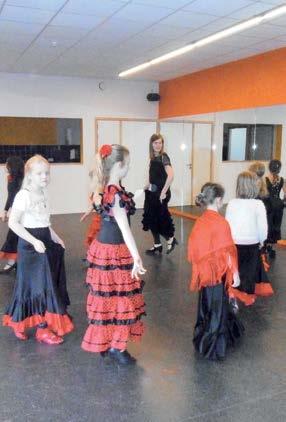 E. Flamenco 4 jeugd Van beginner tot supergevorderd, jonger dan 15 jaar, met Xanthe Rodts en Fien Heungens Ben je tijdens de vakantie met je ouders naar Spanje geweest en was je helemaal onder de