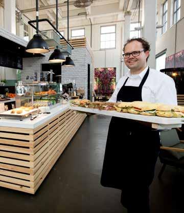 Het team van restaurant De Fietser verzorgt met veel plezier alle services in de zalen en het restaurant.