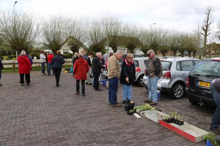 Het is een leuke en goedkope manier om het tuinassortiment te vergroten. en u krijgt er gratis advies bij. Graag zoveel mogelijk de planten enz. van naamkaartjes voorzien.