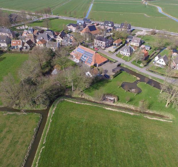 Het geheel is opgetrokken in steensmuren welke van binnenuit zijn voorzien van een binnenwand met isolatie.