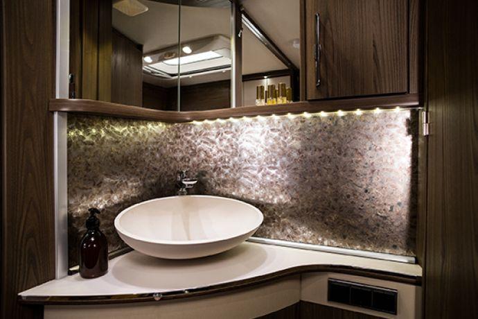 De wastafel met een nieuw decor in een modern, bloemrijk design omhult de wasbak van Cool Glas op sierlijke wijze.