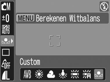 De aangepaste witbalans gebruiken U kunt de optimale witbalans voor een opname instellen door de camera een stuk wit papier, een witte doek of grijs karton van fotografische kwaliteit te laten