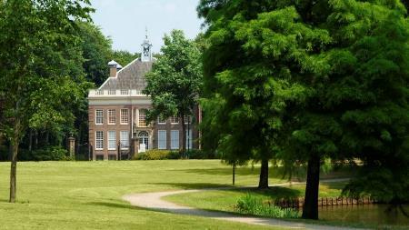 Een elegant landgoed Buitenplaats Sparrendaal Buitenplaats Sparrendaal is een charmant landgoed gelegen in Driebergen, bestaande uit een landhuis, twee koetshuizen en een schitterende parktuin.