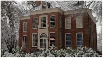 Naast een korte introductie en geschiedenis wordt een rondgang gemaakt door het gebouw waarbij zowel architectuur als de bewaarde, originele interieur elementen (zoals de gemarmerde lijsten, rococo