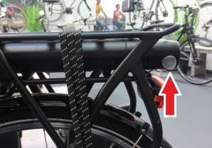 III Werking fiets en display Werking - Schakel eerst de batterij in door de schakelaar om te schakelen. - Schakel dan de fiets aan door op de M -knop te drukken aan de achterkant van de display.