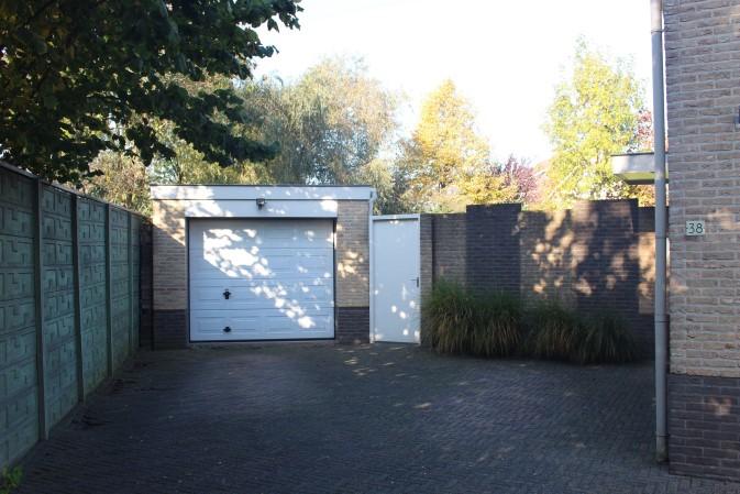 Omschrijving: Deze zeer ruime twee-onder-een-kapwoning met vrijstaande garage heeft maar liefst 550 m2 eigen grond.