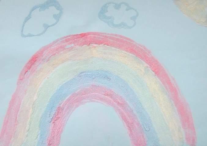 8. Regenboog Ieder kind krijgt een aantal bakje met zout en verschillende kleuren stoepkrijt. De kleuren van de regenboog zijn van buiten naar binnen: rood, oranje, geel, groen, blauw, paars.