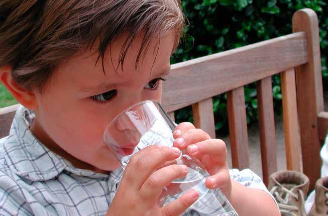 INLEIDING Moderne en veilige oplossingen voor ons drinkwater 4 Water is een van onze belangrijkste levensbehoeften.