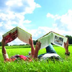 Zomerlezen met de VakantieBieb! Door te lezen in de zomervakantie houden kinderen hun leesniveau op peil.