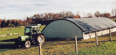 De buitenwanden bestaan uit eenvoudige panelen. Aan de kopse kant van de stal steken de mestbanden enigszins uit, waardoor de mest in (mobiele) containers afgedraaid kan worden.