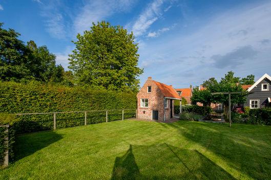 beplanting die bij het huis horen.