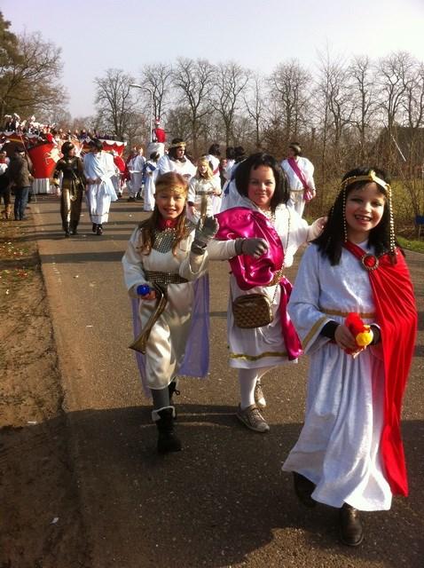 De kinderen en leerkrachten waren allemaal prachtig verkleed en aan de polonaise deed iedereen met veel plezier mee.