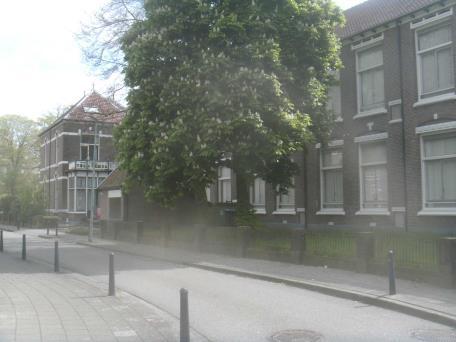 Verkennend bodemonderzoek en verkennend onderzoek asbest; Kerklaan 2 en 23 te Apeldoorn [P7M0074] Foto 3: Aanzicht vanaf Van Huutstraat () Foto 4: Aanzicht vanaf Van Huutstraat