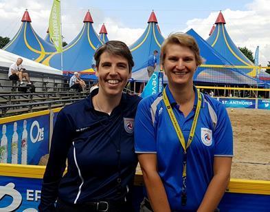 Vrouwelijke internationals, twee disciplines Ze zullen waarschijnlijk nooit samen een wedstrijd fluiten, maar ze kenden elkaar al wel van de taakgroep Spelregels.