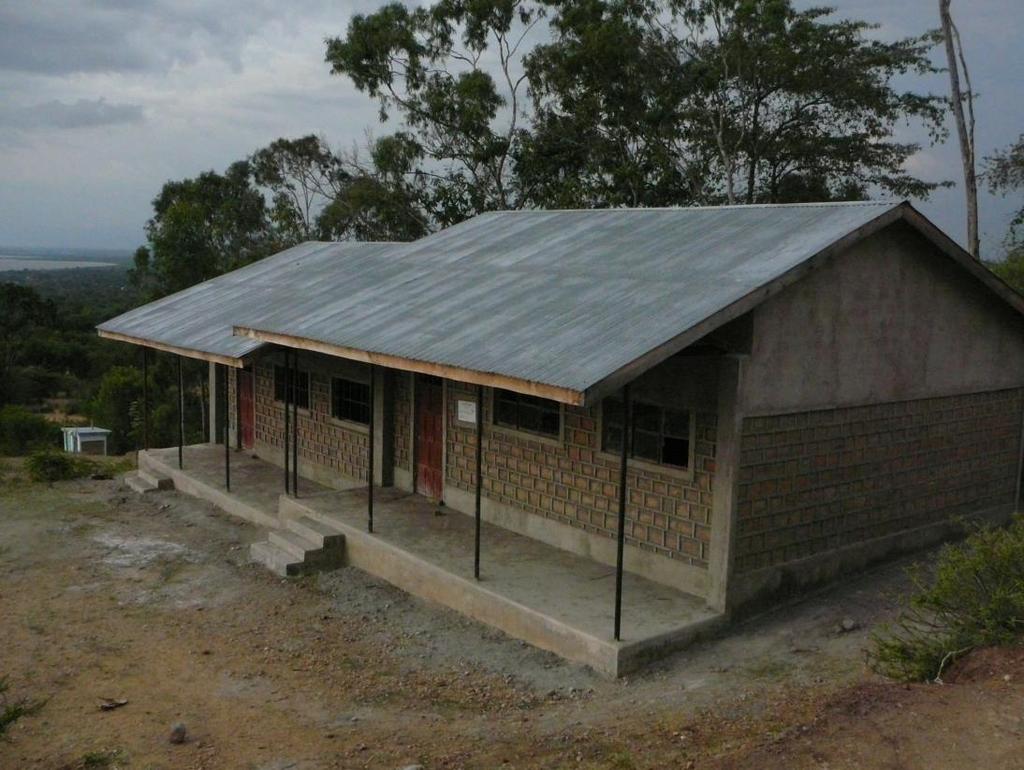 Twee andere werden door SBNN afgewerkt nadat de gemeenschap gestart was met de bouw. Zie foto hieronder van deze klassen. De 2 overige klassen werden betaald door het Keniaanse overheids CDF-fonds.