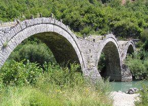 Dag 7: Langs de boogbruggen van de Zagoria (ZW12013x) Over de bosrijke helling daal je af richting het dorp Kipi en de Vikakis beek, die je oversteekt middels de kleine Kondodimou brug.
