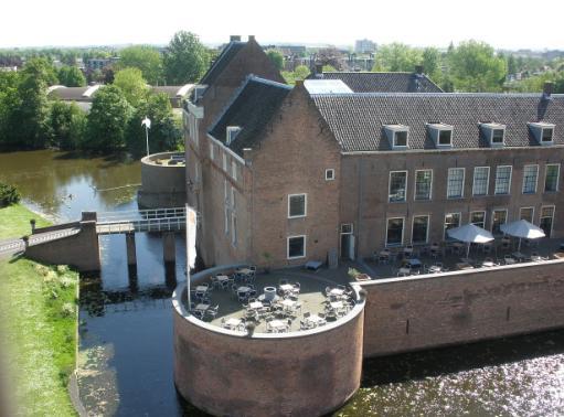 De watertoren en het oude stadhuis aan de Westdam zijn gebouwd op een ravelijn en ook molen De Windhond staat nog op het oorspronkelijke bastion.