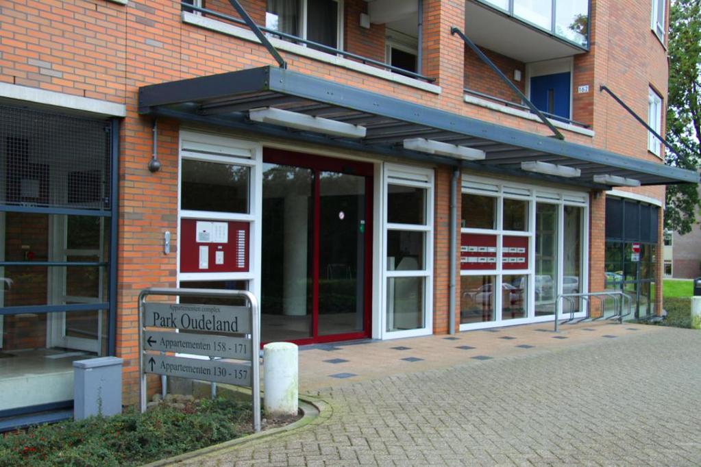 In het fraaie senioren appartementen complex "t Oude Landt" bieden wij een 2-kamerappartement met balkon, parkeerplaats buiten en een berging in het souterrain aan.