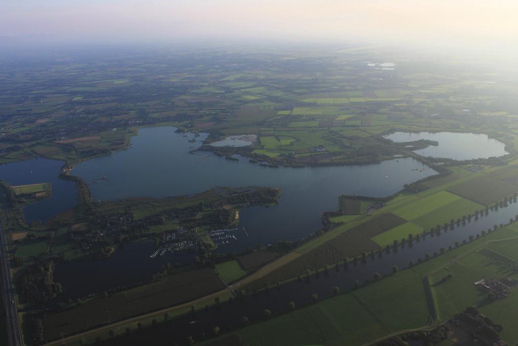 De Kraaijenbergse plassen met plas 5 rechts in beeld, plas 7 in het midden links en onderaan de Maas. De foto is genomen vanuit noord. Literatuur Boele, A., van Bruggen, J., van Dijk, A.J., Hustings F.