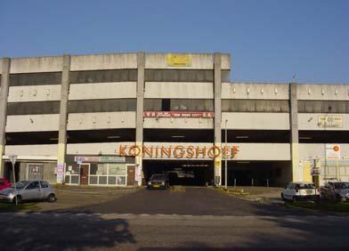 Deze parkeergarages zijn vier bouwlagen hoog en staan op kolommen op