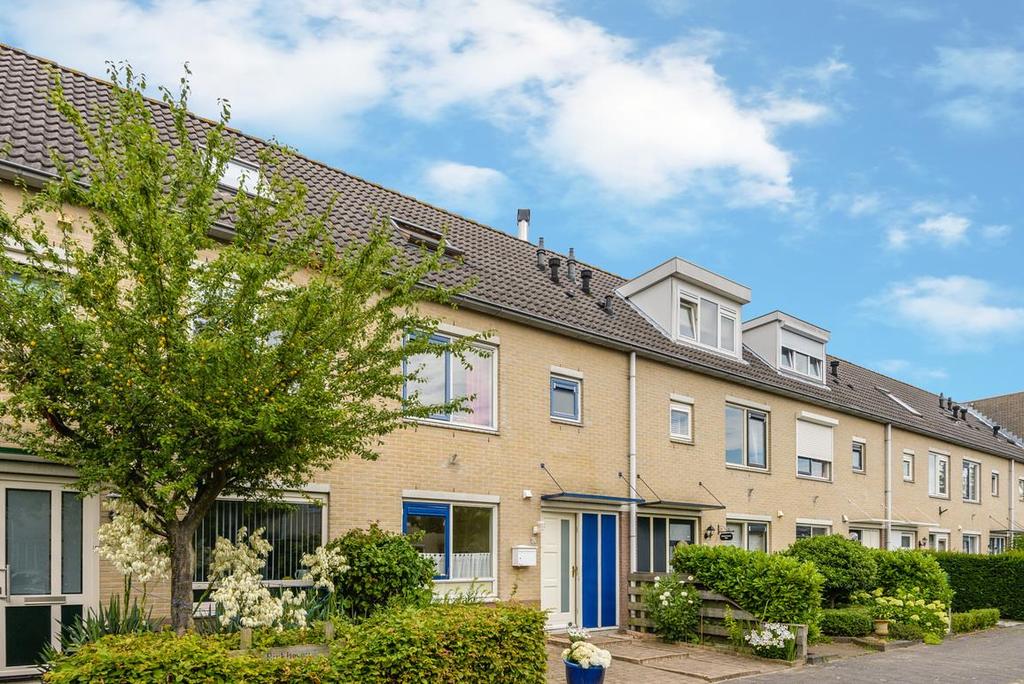 Prettige eengezinswoning, centraal in Westwijk, uitstekende voorzieningen in directe omgeving Amstelveen, Birkhoven 62 Download nu ook onze nieuwe app Bert van Vulpen Makelaars +