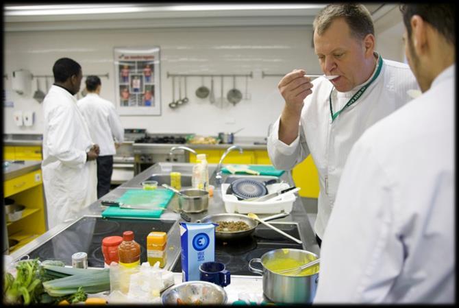 Naast het reguliere onderwijsprogramma volgt hij/zij een eigen leerrichting. Het aanbod van leerrichtingen is afhankelijk van de locatie waar de jongere verblijft.