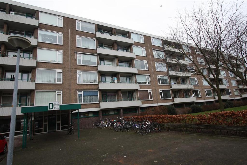 APPARTEMENT OP DE 3e VERDIEPING MET LIFT, 3 SLAAPKAMERS, VOOR- BALKON EN EIGEN BERGING IN DE ONDERBOUW.