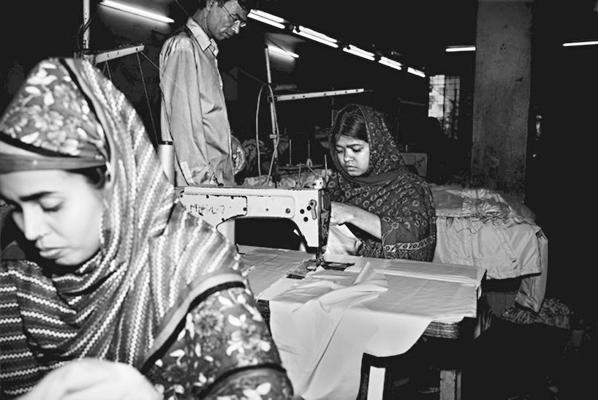 Opgave 3 De kledingindustrie van Bangladesh tekst 5 In april 2013 stortte in Bangladesh een groot naaiatelier in.